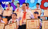 Staatspräsident Vo Van Thuong nimmt am Mondfest in Binh Phuoc teil