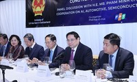 Premierminister Pham Minh Chinh führt Gespräch über KI, Autotechnologie und Halbleiter-Chip