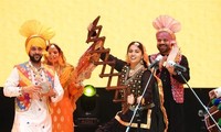Fast 1000 Zuschauer in Binh Dinh genießen den indischen Punjabi-Volkstanz