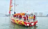 Das erste von elf Segelbooten des Rennens um die Welt trifft in Halong-Bucht ein