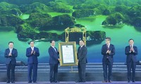 Eröffnung des Festes Hoa Phuong Do und Empfang der Urkunde für Naturwelterbe von Halong-Bucht und Cat-Ba-Inseln