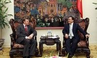 Deputi PM Vietnam Hoang Trung Hai menerima Deputi Menlu Belarus, Sergey Aleinik