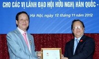 Menyampaikan lencana peringatan kepada perseorangan dari Asosiasi Persahabatan Republik Korea-Vietnam