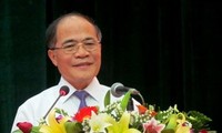 Ketua Majelis Nasional, Nguyen Sinh Hung menghadiri Pesta Persatuan seluruh Bangsa di provinsi Hung Yen
