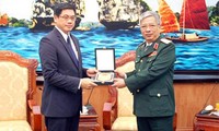 Letnan Jenderal Nguyen Chi Vinh menerima Duta Besar Luar Biasa dan Berkuasa Penuh Singapura