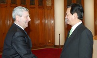 PM Vietnam Nguyen  Tan Dung menerima Menhan Italia  Giampaolo Di Paolo