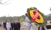 Pemimpin Partai dan Negara Vietnam berziarah ke Mousoleum Presiden Ho Chi Minh