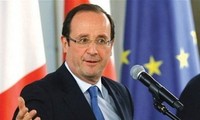 Presiden Perancis, Francois Hollande  melakukan kunjungan di Rusia 