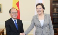 Ketua MN Vietnam, Nguyen Sinh Hung melakukan kunjungan resmi di Polandia