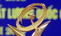 Memberikan penghargaan kualitas nasional 2012 kepada 67 badan usaha