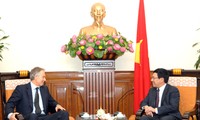 Menlu Vietnam, Pham Binh Minh menerima mantan PM Inggeris Tony Blair