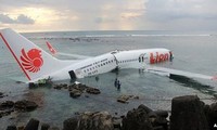 Pesawat terbang Indonesia yang memuat 108 penumbang jatuh di laut