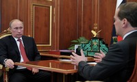 Presiden Rusia Vladimir Putin dan PM Rusia Dmitry Medvedev berbahas tentang prospek ekonomi Rusia