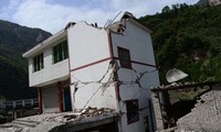 Kira-kira 11.000 orang tewas dan luka-luka akibat gempa bumi di  Shichuan, Tiongkok