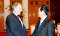 PM Vietnam, Nguyen Tan Dung menerima Anggota Komite Reformasi dan Tanggung jawab keuangan pimpinan Presiden AS, Barack Obama