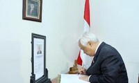 Kedutaan Besar Indonesia untuk Vietnam membuka buku berkabung untuk mengenangkan Taufiq Kiemas