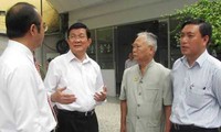 Presiden Vietnam Truong Tan Sang menerima para pemilih distrik 4 kota Ho Chi Minh