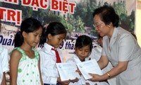120 murid miskin mendapat beasiswa dari Dana Bantuan anak-anak Vietnam