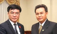 Wakil Ketua Parlemen Laos menerima delegasi kerja Komisi Ekonomi Majelis Nasional Vietnam