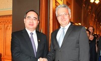Deputi PM Nguyen Thien Nhan melakukan kunjungan resmi di Hungaria
