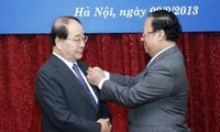 Menyampaikan Bintang persahabatan kepada Ketua Asosiasi Persahabatan Republik Korea-Vietnam