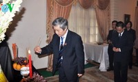 Kedutaan Besar Vietnam di banyak negara mengadakan upacara berziarah kepada Almarhum Jenderal Vo Nguyen Giap