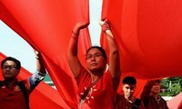  Faksi “Baju Merah” melakukan pawai untuk mendukung Pemerintah Thailand