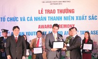 Menyampaikan penghargaan kepada berbagai organisasi dan perseorangan pemuda ASEAN yang unggul