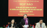 Memuliakan 162 gugus pemukiman penduduk, kepala Badan urusan Front Tanah Air Vietnam yang tipikel