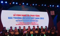 Acara pemuliaan  dan  penyampaian penghargaan wisata Vietnam 2012