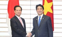 PM Vietnam, Nguyen Tan Dung melakukan pembicaran dengan PM Jepang, Shinzo Abe