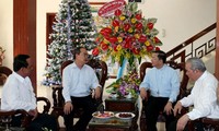Ketua Pengurus Besar Front Tanah Air Vietnam, Nguyen Thien Nhan menyampaikan ucapan selamat kepada penganut Katolik di provinsi Binh Duong