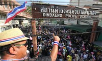 Thailand: Para demonstran menghentikan pengepungan kawasan pendaftaran pemilu