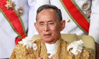 Thailand: Raja dan PM Thailand mengimbau supaya memecahkan krisis politik secara damai.