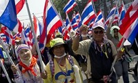 Para demonstran memblokir tempat-tempat pemungutan suara lebih dini di Thailand