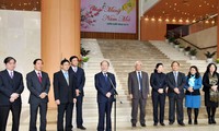 Ketua MN Vietnam, Nguyen Sinh Hung mengucapkan selamat Hari Raya Tet kepada para staf Kantor MN