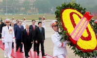 Pemimpin Partai Komunis dan Negara Vietnam berziarah kepada Mousolium Presiden Ho Chi Minh