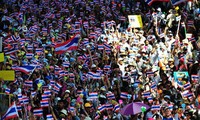 Polisi Thailand menangkap pemimpin dan kira-kira 100 demonstran