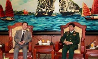 Berbahas tentang pembentukan hubungan informasi telepon rahasia langsung antara dua Kementerian Pertahanan Vietnam dan Tiongkok