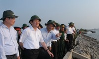 Presiden Vietnam, Truong Tan Sang memeriksa tanggul laut di daerah dataran rendah sungai Mekong
