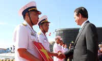 PM Nguyen Tan Dung menghadiri acara pengibaran bendera nasional di dua kapal selam Vietnam yang pertama