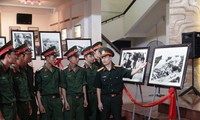Pameran 100 foto dengan tema “Dien Bien Phu-bertekad bertempur, bertekad menang”