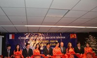 Pameran “40 tahun hubungan Vietnam-Parancis” dan “Vietnam-tempat destinasi dunia”