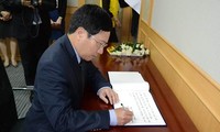 Deputi PM Vietnam, Pham Binh Minh berziarah kepada para korban dalam kasus tenggelamnya kapal ferri Republik Korea