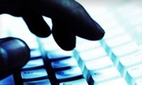 Menangkap kira-kira 100 orang dalam operasi menghapuskan kriminalitas internet di skala global