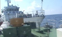 Kapal Tiongkok mengepung kaum nelayan dan menghalangi kapal pelaksana hukum Vietnam di kawasan anjungan pengeboran minyak Haiyang 981 yang ditempatkan secara tidak sah