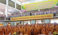 Umat Buddhis kota Ho Chi Minh memanjatkan doa untuk perdamaian di Laut Timur