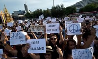 Rakyat Thailand melakukan demonstrasi untuk menuntut kebebasan dan demokrasi