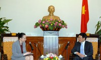 Deputi PM, Menlu Vietnam, Pham Binh Minh menerima para Dubes Polandia dan Kerajaan Inggris.