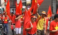 Orang Vietnam di Austria melakukan pawai untuk memprotes tindakan Tiongkok di Laut Timur